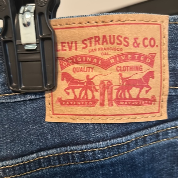 Levi’s size 31 boyfriend jeans. Rarely worn. Smoke free home! - Picture 4 of 7
